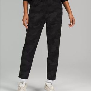 Lululemon 7/8 strech camo pants